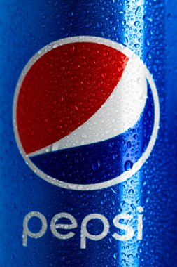 Siyah arka planda klasik Pepsi kutusu ayrıntıları. Stüdyo çekimi Bükreş, Romanya, 2021