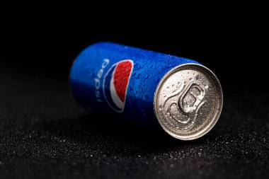 Pepsi kutusunun siyah arka plandaki su damlacıklarıyla çekilmiş resmi. Stüdyo çekimi Bükreş, Romanya, 2021