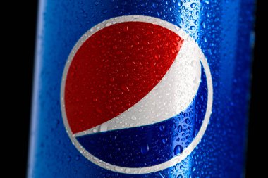 Siyah arka planda su damlacıkları olan klasik Pepsi kutusu detayları. Stüdyo çekimi Bükreş, Romanya, 2021