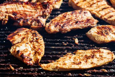 Kömür mangalında ızgara tavuk ve domuz eti. Kamp manzarası, lezzetli barbekü, yemek konsepti, ızgaradaki yemek ve ızgaradaki yemeğin ayrıntıları.