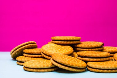 Kahve fincanı ve tereyağlı Fransız kruvasanı ahşap sandıkta..