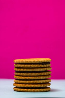 Kahve fincanı ve tereyağlı Fransız kruvasanı ahşap sandıkta..