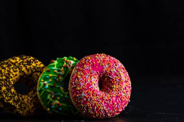 Şekerli donutlar izole edilmiş. Renkli donutları kapat.