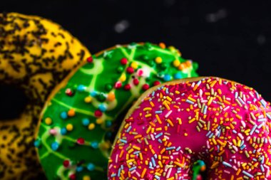 Şekerli donutlar izole edilmiş. Renkli donutları kapat.