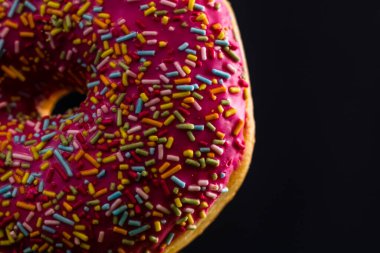 Pembe jöleli donut ve serpiştirilmiş serpiştirilmiş. Renkli çörekleri kapat.