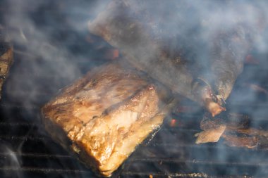 Kömür ızgarasında ızgara uskumru ve duman..