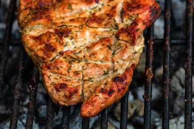 Izgarada ızgara domuz bifteği yakın..