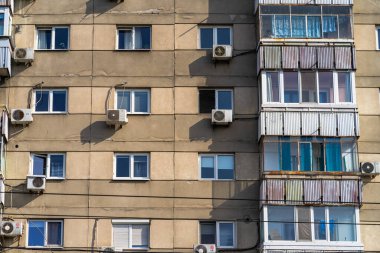 Daireler bloğu. Romanya 'nın Bükreş kentindeki apartmanlar, 2021.