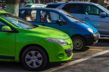 Sokakta park etmiş arabalar. Bükreş, Romanya, 2021