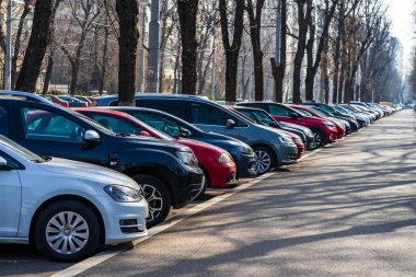 Sokakta park etmiş arabalar. Bükreş, Romanya, 2021