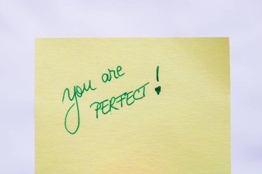 Mükemmel bir el yazısısın. Kopyalama alanı olan sarı kağıda izole edilmiş bir şekilde kapat..