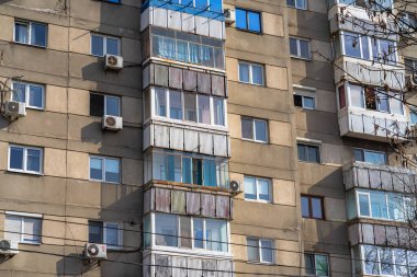 Daireler bloğu. Romanya 'nın Bükreş kentindeki apartmanlar, 2021.