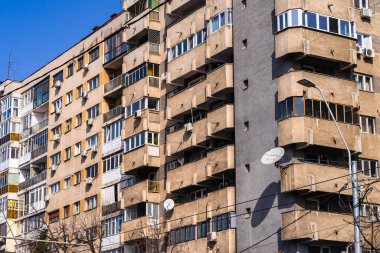 Daireler bloğu. Romanya 'nın Bükreş kentindeki apartmanlar, 2021.