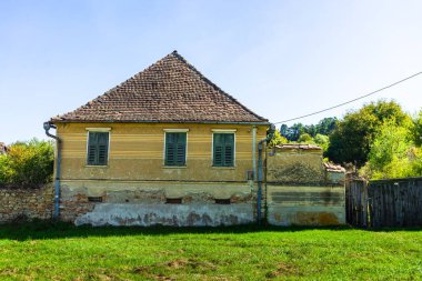 Barcut, Bekokten, Transilvanya, Romanya 'da tipik kırsal alan ve kır evleri, 2021.