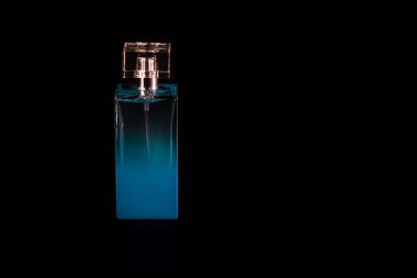 Siyah arka planda izole edilmiş şık bir parfüm şişesi..