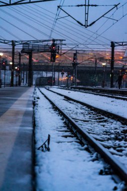 Romanya 'nın Bükreş kentinde soğuk ve karlı bir günde Kuzey Demiryolu İstasyonu (Gara de Nord), 2021