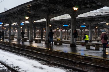 Romanya 'nın Bükreş kentinde soğuk ve karlı bir günde Kuzey Demiryolu İstasyonu (Gara de Nord), 2021