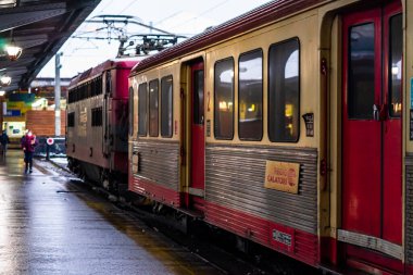 Kış treni manzarası. Bükreş, Romanya 'daki Kuzey Demiryolu İstasyonu (Gara de Nord Bucuresti) platformunda tren 2021