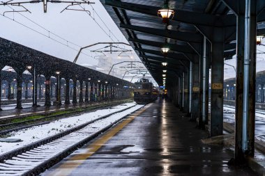 Romanya 'nın Bükreş kentinde soğuk ve karlı bir günde Kuzey Demiryolu İstasyonu (Gara de Nord), 2021