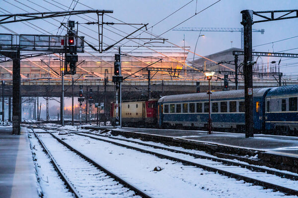 Северный железнодорожный вокзал (Gara de Nord) в холодный и снежный день в Бухаресте, Румыния, 2021 год