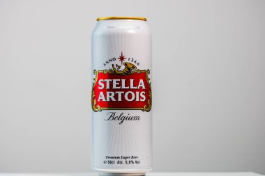 Harika Belçika birası, Stella Artois. Belçika birası birası kutusu. Romanya, Bükreş 'te stüdyo fotoğraf çekimi, 2020
