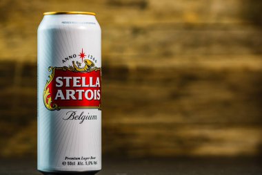 Harika Belçika birası, Stella Artois. Belçika birası birası kutusu. Romanya, Bükreş 'te stüdyo fotoğraf çekimi, 2020