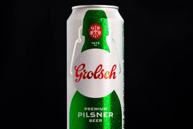 Grolsch Premium Pilsner 'daki su damlacıkları - Grolsch Premium Bira Kutusu. Romanya, Bükreş 'te stüdyo fotoğraf çekimi, 2021
