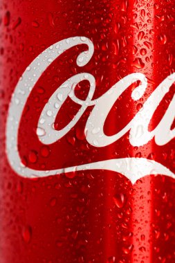 Siyah arka planda klasik Coca-Cola kutusunun ayrıntıları. Stüdyo çekimi Bükreş, Romanya, 2021