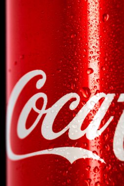 Siyah arka planda klasik Coca-Cola kutusunun ayrıntıları. Stüdyo çekimi Bükreş, Romanya, 2021