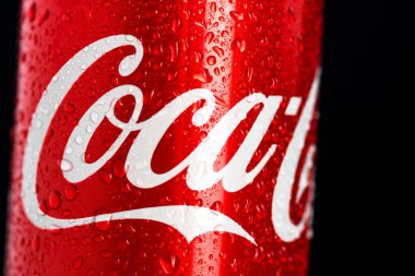 Siyah arka planda klasik Coca-Cola kutusunun ayrıntıları. Stüdyo çekimi Bükreş, Romanya, 2021