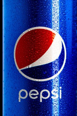 Siyah arka planda klasik Pepsi kutusu ayrıntıları. Stüdyo çekimi Bükreş, Romanya, 2021