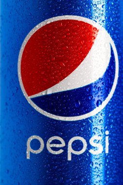 Siyah arka planda su damlacıkları olan klasik Pepsi kutusu detayları. Stüdyo çekimi Bükreş, Romanya, 2021