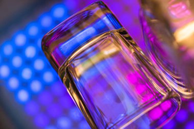 Soyut su renkli yüzeye düşer. Cam kapaklı soyut arkaplan kavramı