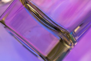 Renkli yüzeyde su damlaları olan soyut renkli arkaplan ya da arkaplan. Soyut arkaplan kavramı