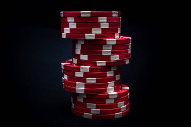 Siyah arkaplanda poker çipleri yığını