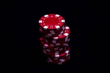 Siyah arkaplanda poker çipleri yığını