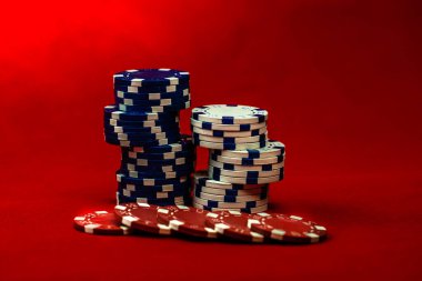 Kırmızı arkaplanda poker çiplerinin karışımı