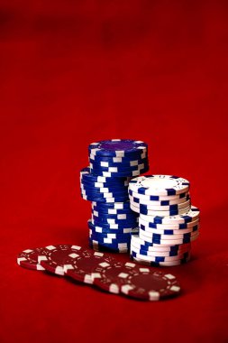 Kırmızı arkaplanda poker çiplerinin karışımı