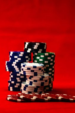 Kırmızı arkaplanda poker çiplerinin karışımı