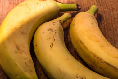 Tahtada taze olgun muzlar..