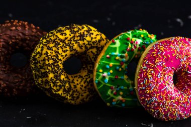 Şekerli donutlar izole edilmiş. Renkli donutları kapat.