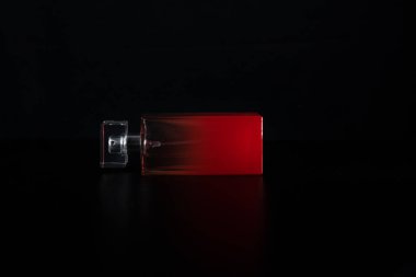 Siyah arka planda izole edilmiş şık bir parfüm şişesi..