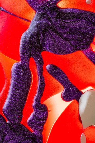 Su yüzeyinde yağ damlaları ve dalgaları olan soyut renkli arkaplan. Soyut arkaplan kavramı