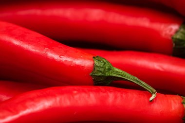 Kırmızı kırmızı biberler, yaklaşın. Kırmızı biberlerin arka planı