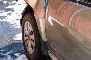 Çarpışan araba ve kaza yapan araç hasar görmüş. Romanya 'nın Bükreş kentinde 2021 yılında meydana gelen trafik kazası sonrasında ezilen metal ve plastikler