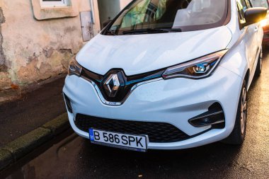 Yeni elektrikli araba, Beyaz Spark Renault Zoe sokakta. Romanya 'nın Bükreş kentinde otomobil paylaşım hizmeti, 2021