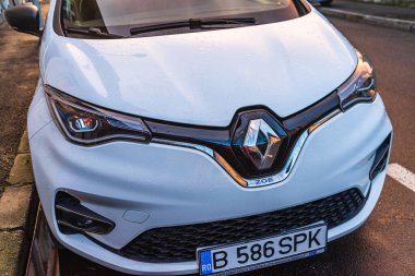 Yeni elektrikli araba, Beyaz Spark Renault Zoe sokakta. Romanya 'nın Bükreş kentinde otomobil paylaşım hizmeti, 2021