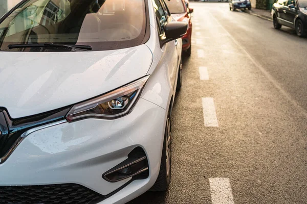 Yeni elektrikli araba, Beyaz Spark Renault Zoe sokakta. Romanya 'nın Bükreş kentinde otomobil paylaşım hizmeti, 2021
