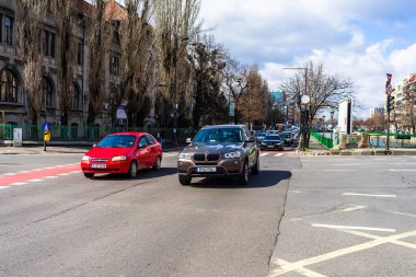 Şehrin şehir merkezinde trafik sıkışıklığında araba trafiği. Bükreş, Romanya 'da araba kirliliği ve trafik sıkışıklığı, 2021