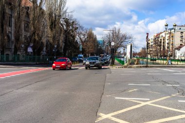 Şehrin şehir merkezinde trafik sıkışıklığında araba trafiği. Bükreş, Romanya 'da araba kirliliği ve trafik sıkışıklığı, 2021